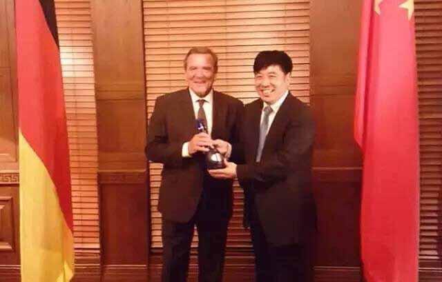 洋河股份董事长王耀在上海会见德国前总理施罗德