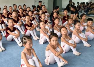 【知识分享】少儿舞蹈软度训练的注意事项！