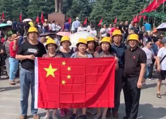 你们和国旗合影的样子美翻了！