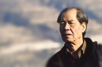 《蓝袍先生》：难以脱去的“蓝袍”