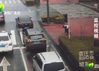 【暖心一幕】泗阳辅警雪中执勤被打湿　路过司机上演最美“车窗抛物”