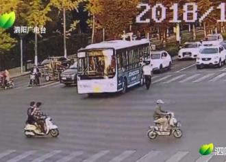 【身边正能量】公交车半路抛锚　泗阳警民合力推行保畅通
