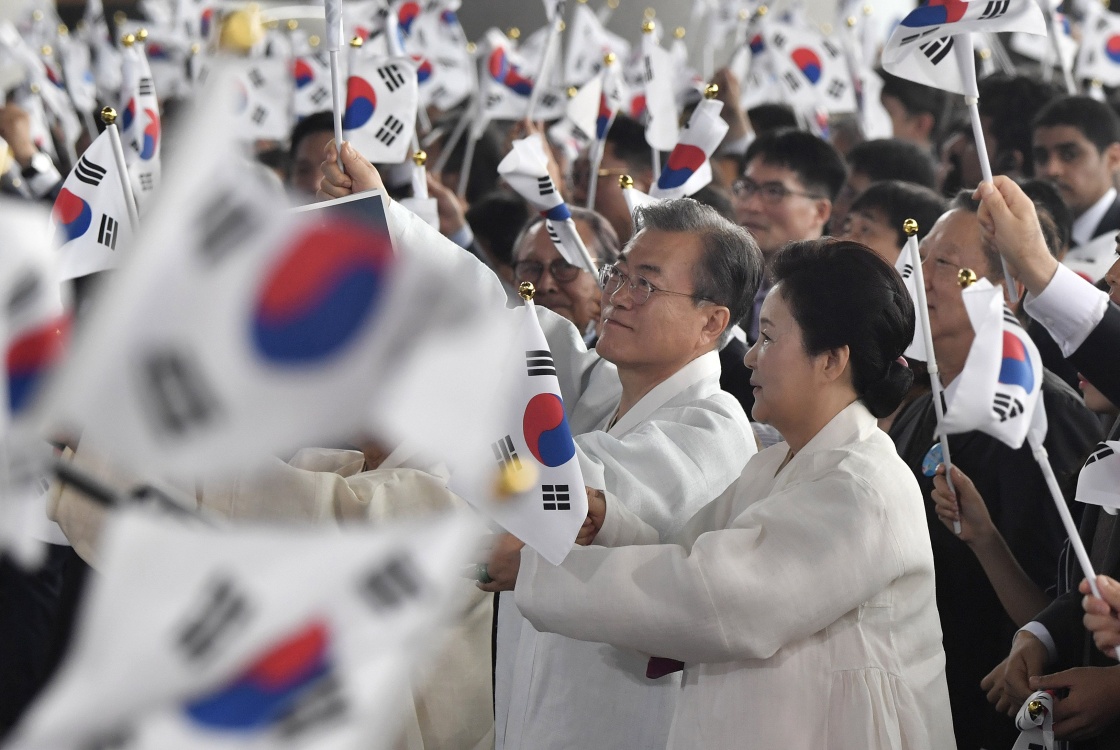8月15日，在韩国忠清南道天安市，韩国总统文在寅（前左）参加“光复节”74周年庆祝仪式。 新华社 图